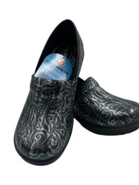 NEW Easy Street Professional Slip On Shoes Women's  size 9 Silver Black  NWT‎